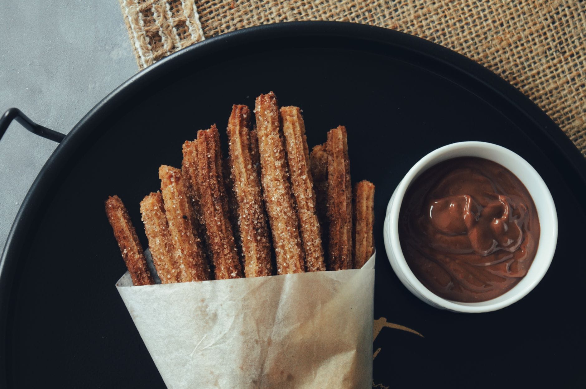 Ojciec i syn zamawiają churros na targowym stoisku w Dubaju