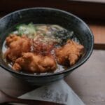 Jak zrobić w domu chrupiącego kurczaka karaage: japońska przekąska do piwa i nie tylko