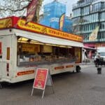 Kolorowy food truck z churrosami na placu w Utrechcie