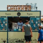 Ojciec i syn zamawiają churros na targowym stoisku w Dubaju