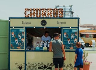 Ojciec i syn zamawiają churros na targowym stoisku w Dubaju
