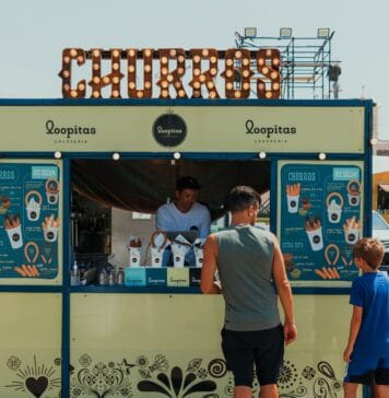 Ojciec i syn zamawiają churros na targowym stoisku w Dubaju