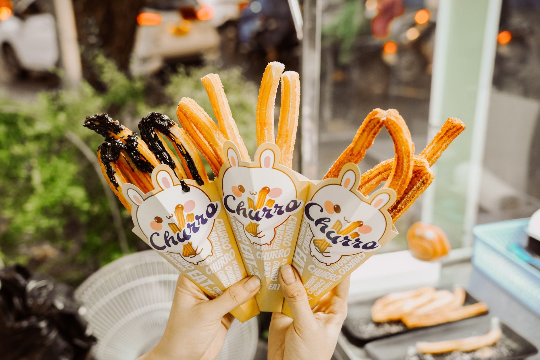 Ojciec i syn zamawiają churros na targowym stoisku w Dubaju
