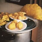 Zbliżenie na ekwadorskie empanadas i inne smażone przekąski na talerzach