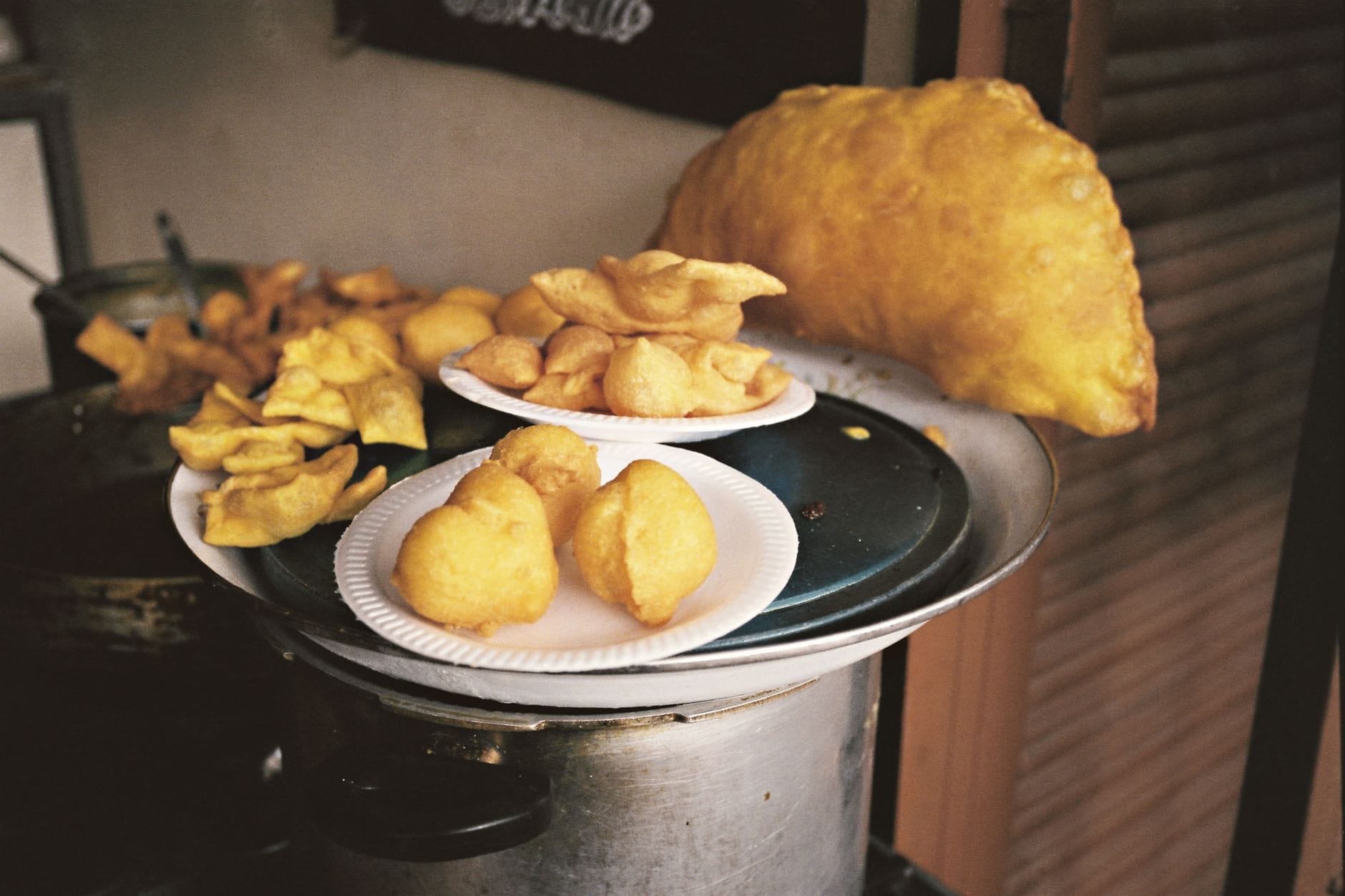 Zbliżenie na ekwadorskie empanadas i inne smażone przekąski na talerzach