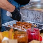 Zbliżenie na ulicznego sprzedawcę przygotowującego churros z dodatkami