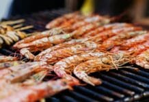 Grillowane krewetki i owoce morza na ruszcie w letnim ogrodzie