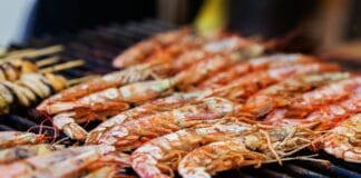 Grillowane krewetki i owoce morza na ruszcie w letnim ogrodzie