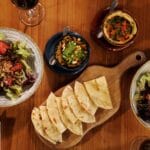 Wegetariańskie specjały z Bliskiego Wschodu: mezze, pasty i chrupiące placki z pieca