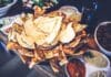 Wegetariańskie specjały z Bliskiego Wschodu: mezze, pasty i chrupiące placki z pieca Wegetariańskie specjały z Bliskiego Wschodu: mezze, pasty i chrupiące placki z pieca