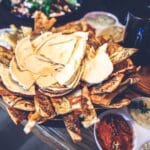 Wegetariańskie specjały z Bliskiego Wschodu: mezze, pasty i chrupiące placki z pieca