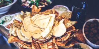 Wegetariańskie specjały z Bliskiego Wschodu: mezze, pasty i chrupiące placki z pieca