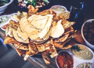 Wegetariańskie specjały z Bliskiego Wschodu: mezze, pasty i chrupiące placki z pieca Wegetariańskie specjały z Bliskiego Wschodu: mezze, pasty i chrupiące placki z pieca
