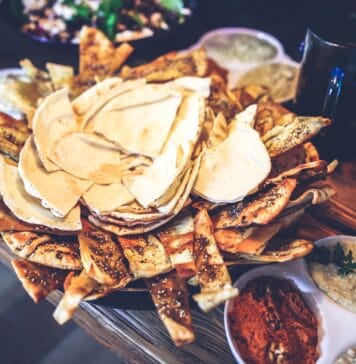 Wegetariańskie specjały z Bliskiego Wschodu: mezze, pasty i chrupiące placki z pieca Wegetariańskie specjały z Bliskiego Wschodu: mezze, pasty i chrupiące placki z pieca