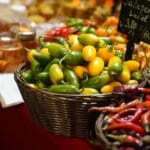 Kosz kolorowych papryczek jalapeño i chili na targowym stoisku