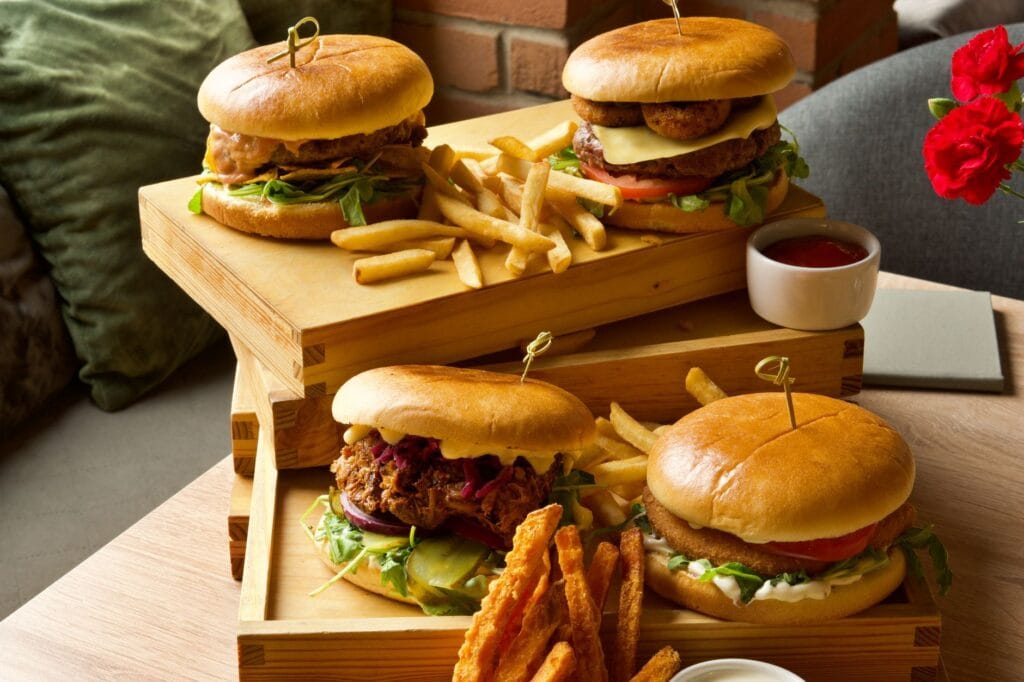 Dlaczego smash burger przywiera do płyty grillowej? Przyczyny i sposoby na idealną skorupkę