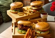Dlaczego smash burger przywiera do płyty grillowej? Przyczyny i sposoby na idealną skorupkę