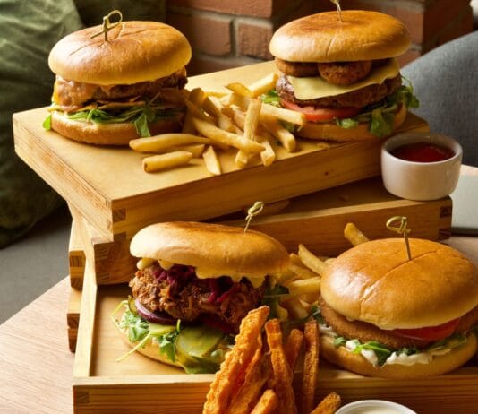 Dlaczego smash burger przywiera do płyty grillowej? Przyczyny i sposoby na idealną skorupkę