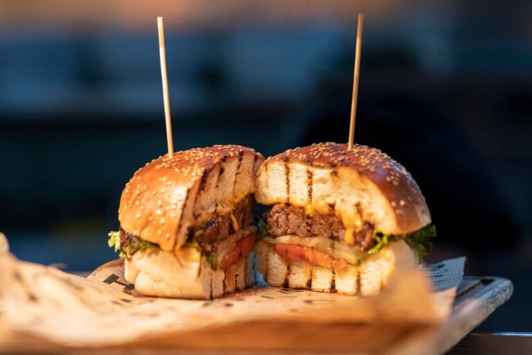 Dlaczego smash burger przywiera do płyty grillowej? Przyczyny i sposoby na idealną skorupkę
