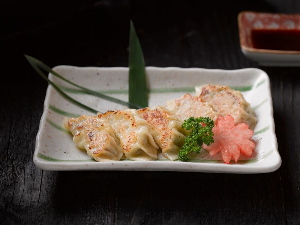 Gyoza z chrupiącą koronką: jak smażyć i parować japońskie pierożki na jednej patelni