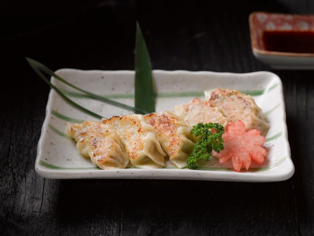 Gyoza z chrupiącą koronką: jak smażyć i parować japońskie pierożki na jednej patelni