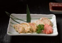 Gyoza z chrupiącą koronką: jak smażyć i parować japońskie pierożki na jednej patelni Gyoza z chrupiącą koronką: jak smażyć i parować japońskie pierożki na jednej patelni