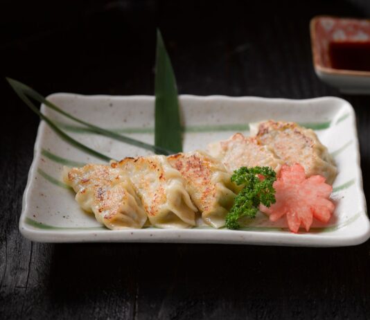 Gyoza z chrupiącą koronką: jak smażyć i parować japońskie pierożki na jednej patelni Gyoza z chrupiącą koronką: jak smażyć i parować japońskie pierożki na jednej patelni