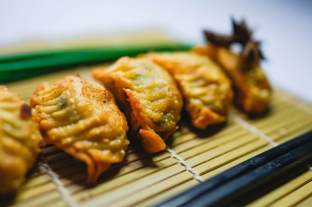 Gyoza z chrupiącą koronką: jak smażyć i parować japońskie pierożki na jednej patelni