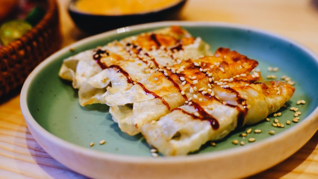 Gyoza z chrupiącą koronką: jak smażyć i parować japońskie pierożki na jednej patelni