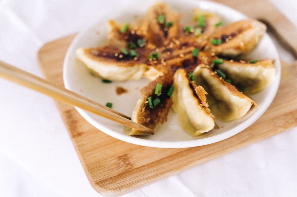 Gyoza z chrupiącą koronką: jak smażyć i parować japońskie pierożki na jednej patelni