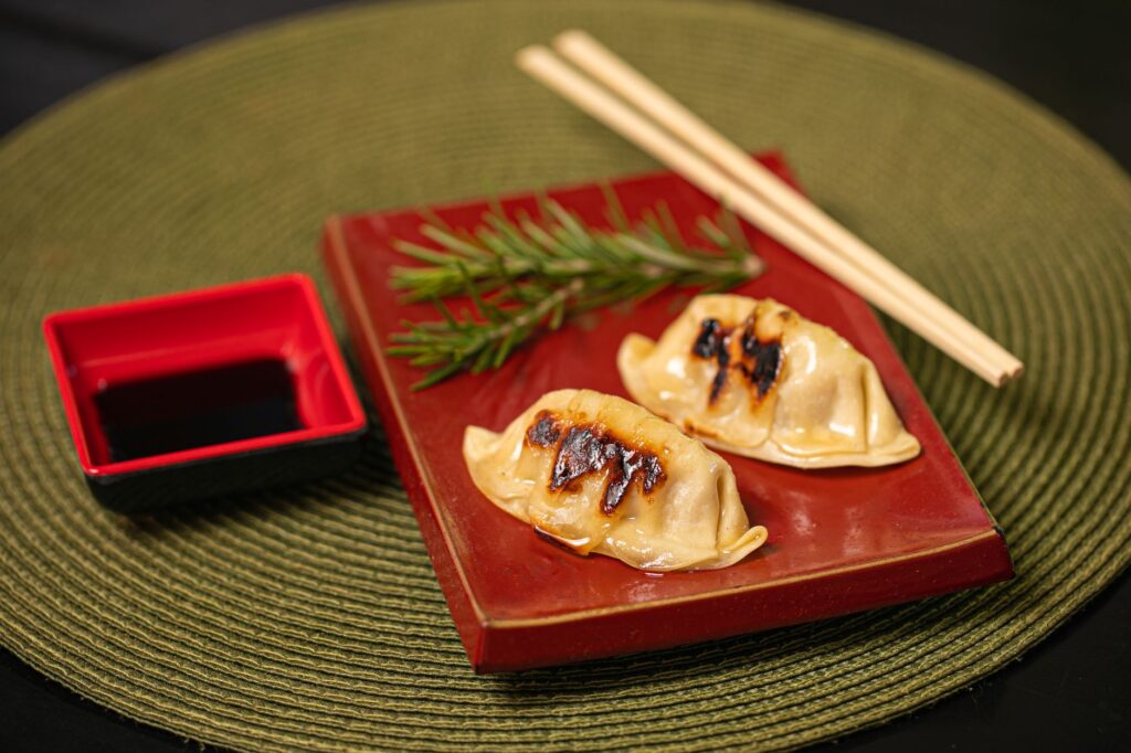 Gyoza z chrupiącą koronką: jak smażyć i parować japońskie pierożki na jednej patelni