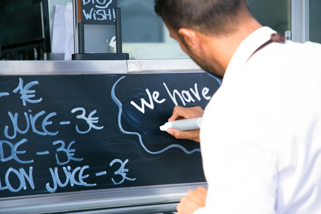 Wynajem przyczepy gastronomicznej: kiedy leasing jest lepszy od zakupu?